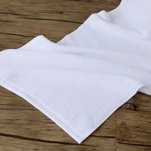 Primo piano dettagliato che mostra la morbida trama in cotone dell'asciugamano da hotel.