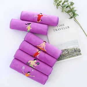 Set di asciugamani sportivi viola in microfibra con icone sportive ricamate a mano.