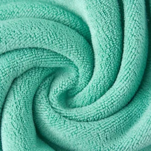 Dettaglio macro della trama di un asciugamano sportivo in microfibra verde menta