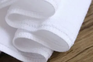 Dettaglio ravvicinato di asciugamano in cotone bianco 180g con asole assorbenti