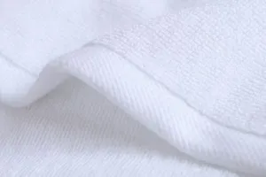 Primo piano della morbida spugna di cotone bianco su un asciugamano spesso