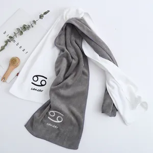 Sneldrogende sporthanddoek set borduurwerk Kreeft sterrenbeeld, zacht en absorberend voor de gym.