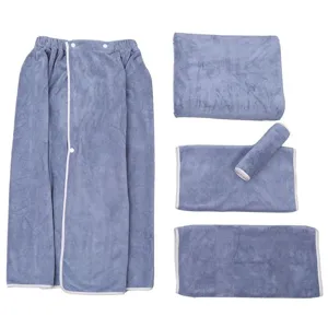 Detailliertes Set aus blauem Mikrofaser-Badetuch zum Wickeln und Handtüchern