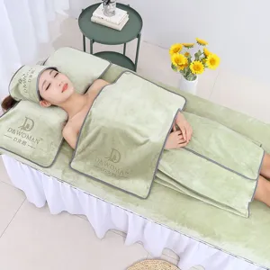Modell trägt weiches hellgrünes Spa-Handtuch und passendes Stirnband im Salon-Ambiente