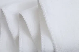 Gedetailleerd close-up van de witte sporthanddoek die zachte stoftextuur en nette randen toont.