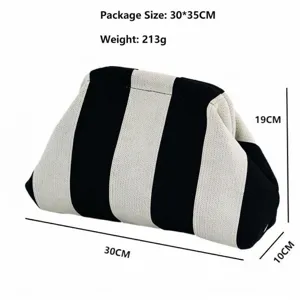 Vista dettagliata delle dimensioni di una trousse per cosmetici in maglia a righe b/n
