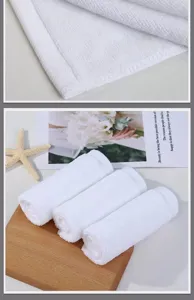 Detailansicht des weißen Baumwollküchentuchs mit weicher Textur und gerollter Präsentation.