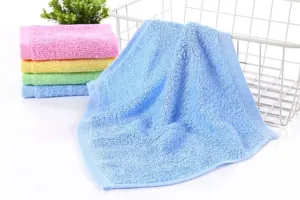 Κοντινό πλάνο με πολύχρωμα πανιά κουζίνας από ίνες ξύλου 30x30 εκ σε μεταλλικό καλάθι