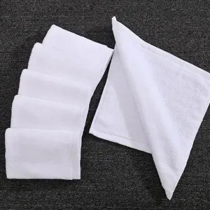 Detailopname van witte puur katoenen vierkante handdoeken met zachte absorberende textuur