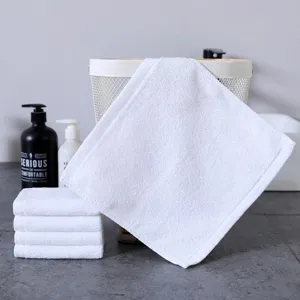 Detailopname van witte katoenen vierkante handdoeken met absorberende lusstructuur