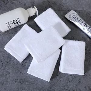 Detailopname van zachte witte katoenen washandjes voor de badkamer en het hotel.