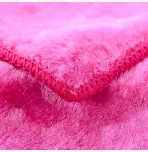 Gedetailleerde macro-opname van de zachte textuur en stiksels van de roze houtvezel vaatdoek