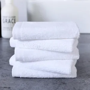 Detailopname van een stapel van vijf puur witte katoenen vierkante handdoeken textuur