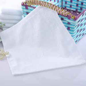 Close-up van een premium puur witte vierkante katoenen handdoek voor hotels