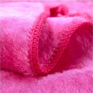 Macroweergave van een dikke roze houtvezel vaatdoek met een zachte, pluisvrije vezeltextuur