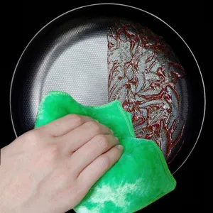 Absorberende groene houtvezel keukendoek voor moeiteloze reiniging van olieachtig servies