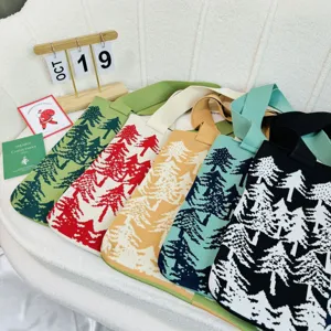 Vista detallada de bolsos de punto con diseño de árbol de Navidad en varios colores