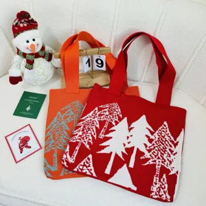 Detalle de los bolsos de punto con motivos de árboles de Navidad en rojo y naranja