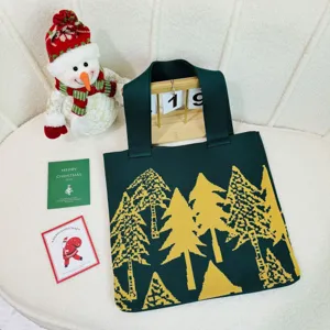 Bolso tote de punto con diseño de árbol de Navidad y variados accesorios decorativos