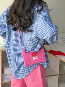Detailed view of the cute pink knitted crossbody phone bag, perfect for summer casual.