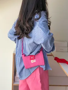 Pink knitted crossbody bag for women, stylish casual shoulder phone bag for summer outdoor trips.