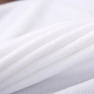 Vista macro de toalla blanca de hotel con textura suave absorbente y tejido de alta calidad