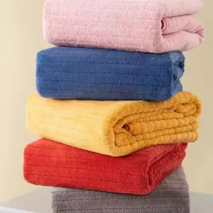Primer plano de toallas coloridas de vellón coral con suave textura acanalada