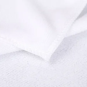 Primer plano de una toalla cuadrada blanca absorbente que muestra textura de tela.