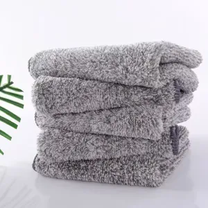 Pile de cinq torchons épais en fibre de charbon de bambou gris pour dégraisser