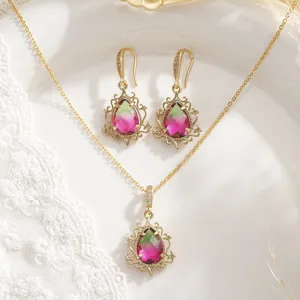 Elegante vista detallada del conjunto de joyas de cristal gota de agua color turmalina dorada