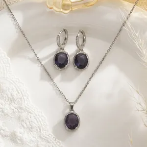 Détail de l'ensemble collier et boucles d'oreilles victorien avec zircons violets