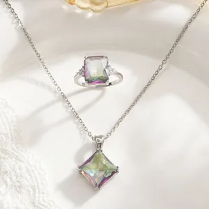 Vue détaillée de l'ensemble collier et bague en cristal arc-en-ciel iridescent