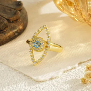 Detalle del anillo giratorio de ojo turco chapado en oro con circonitas brillantes.