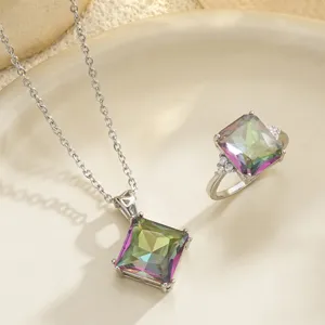 Ensemble de Bijoux Élégant en Cuivre Cristal Synthétique Collier Pendentif Carré Arc-en-Ciel et Bague en Zirconia pour Femme
