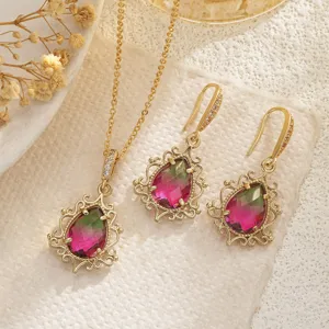 Vista detallada del conjunto de joyas vintage doradas con piedras turmalina bicolor.