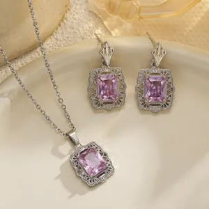 Detalle de un elegante conjunto de joyas de novia con circonita rosa, collar y pendientes
