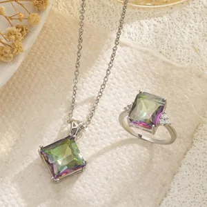 Détail d'un ensemble de bijoux en cristal arc-en-ciel avec collier et bague