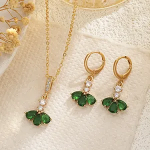 Vue détaillée d'une parure de bijoux japonaise de luxe avec boucles d'oreilles en zircone verte