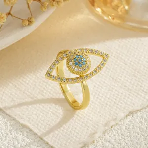 Detalle del anillo de ojo turco dorado con incrustaciones de circonitas