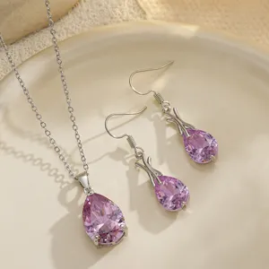 Vista detallada del elegante conjunto de joyas de circón morado en forma de gota