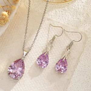 Detalle del conjunto de collar y pendientes con circonita lavanda en forma de pera