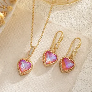 Makrodetail eines goldenen Schmucksets mit rosa Herz-Zirkonia und Retro-Spitzenrand