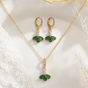 Élégante parure de collier et boucles d'oreilles dorée avec zircons verts en éventail