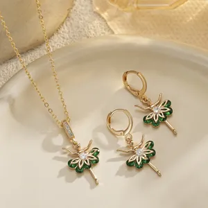 Gros plan détaillé d'un ensemble collier et boucles d'oreilles ballerine dorée et verte.