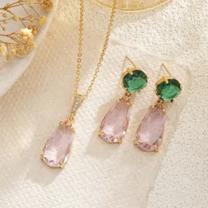 Vista detallada del conjunto de joyas con colgante de gota rosa y verde