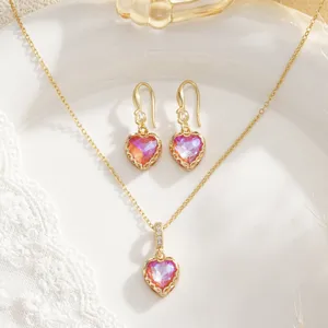 Detailansicht eines Vintage-Herz-Halsketten- und Ohrring-Sets mit rosa Zirkon-Steinen