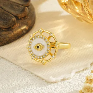 Vista detallada de anillo de ojo de la suerte giratorio bañado en oro con circonitas