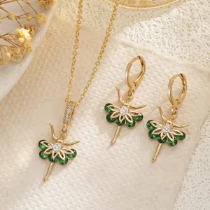 Vue détaillée exquise de la parure ballerine avec zircons verts et placage en or brillant.