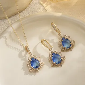 Vista detallada del conjunto de collar y pendientes vintage con cristales azules de gota