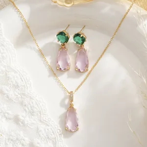 Elegante conjunto de joyas de novia con collar y pendientes de gota de agua rosa a juego